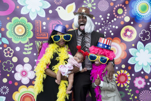 wedding photo booth una famiglia in posa con occhiali giganti, parrucche colorate e cappelli luccicanti