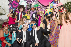 wedding photo booth foto di gruppo con occhialini e parrucche colorate