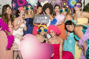 wedding photo booth foto di gruppo con un cuore gigante rosa